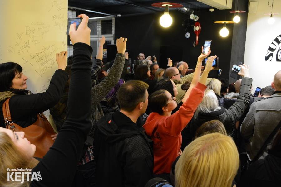 Škwor si vyzkoušeli komorní prostředí, zahráli akustický set