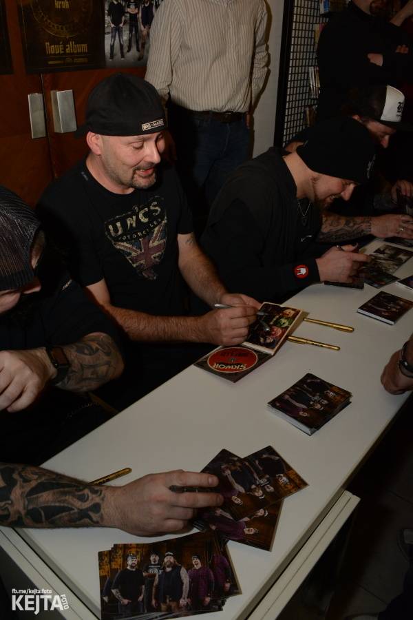 Škwor si vyzkoušeli komorní prostředí, zahráli akustický set