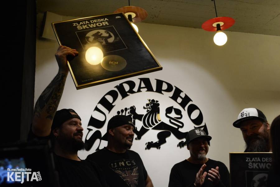 Škwor si vyzkoušeli komorní prostředí, zahráli akustický set