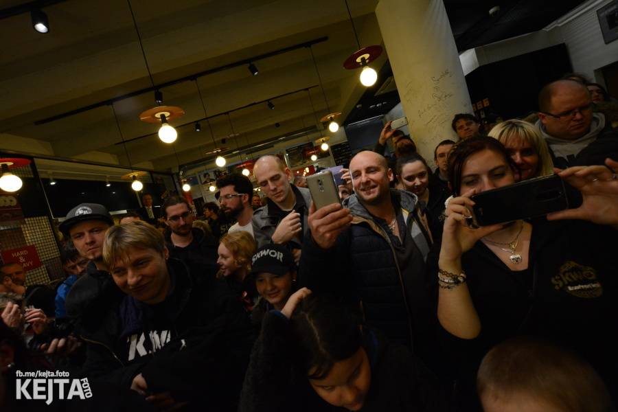 Škwor si vyzkoušeli komorní prostředí, zahráli akustický set