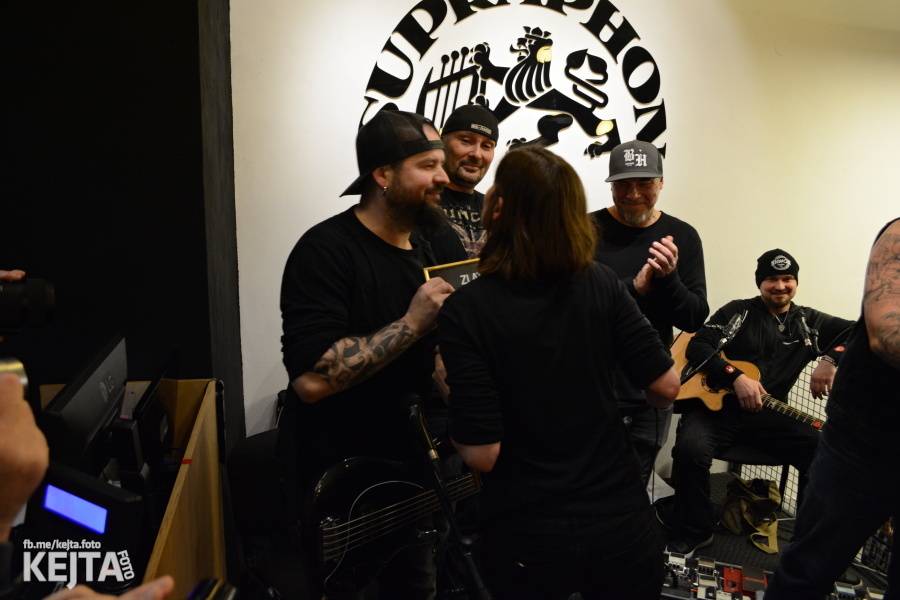 Škwor si vyzkoušeli komorní prostředí, zahráli akustický set