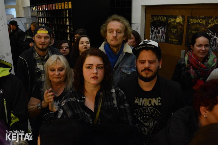 Škwor si vyzkoušeli komorní prostředí, zahráli akustický set