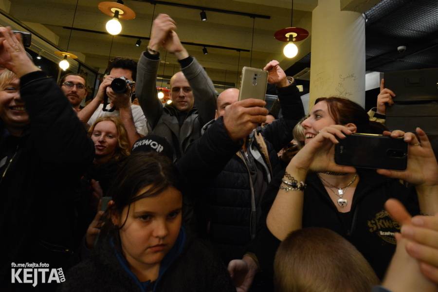 Škwor si vyzkoušeli komorní prostředí, zahráli akustický set