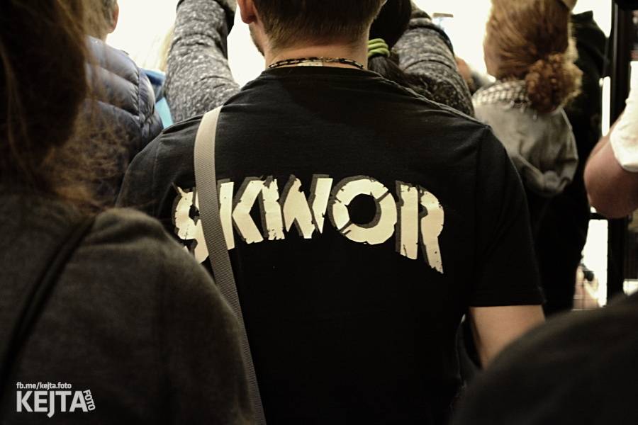 Škwor si vyzkoušeli komorní prostředí, zahráli akustický set