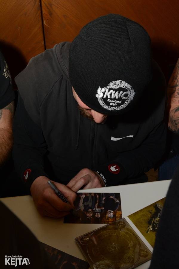 Škwor si vyzkoušeli komorní prostředí, zahráli akustický set