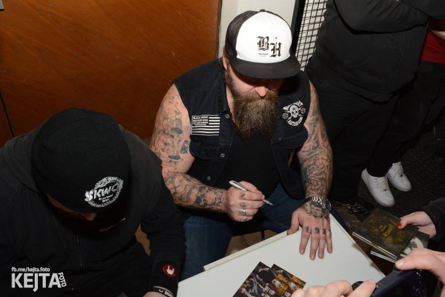 Škwor si vyzkoušeli komorní prostředí, zahráli akustický set