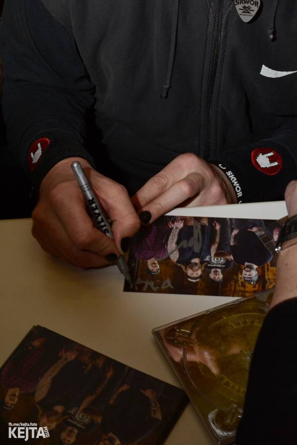 Škwor si vyzkoušeli komorní prostředí, zahráli akustický set