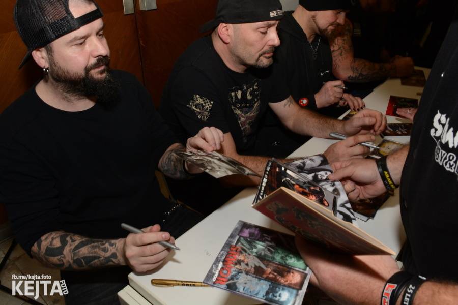 Škwor si vyzkoušeli komorní prostředí, zahráli akustický set