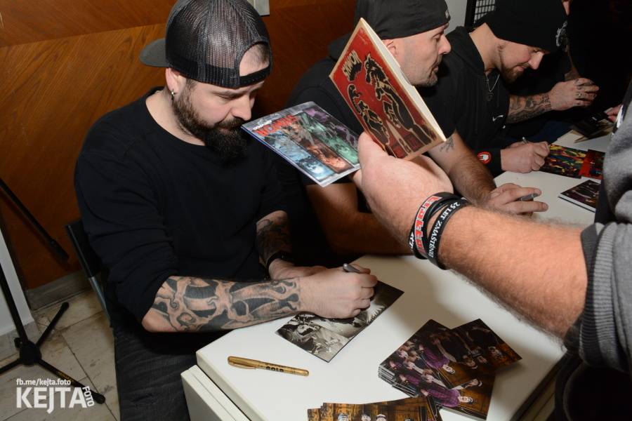 Škwor si vyzkoušeli komorní prostředí, zahráli akustický set