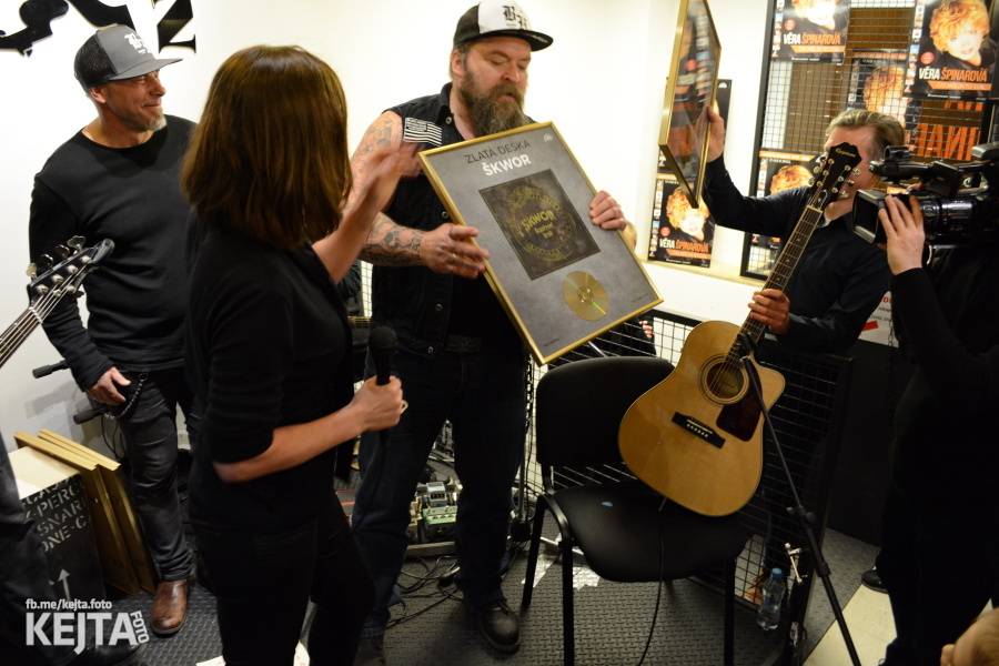 Škwor si vyzkoušeli komorní prostředí, zahráli akustický set