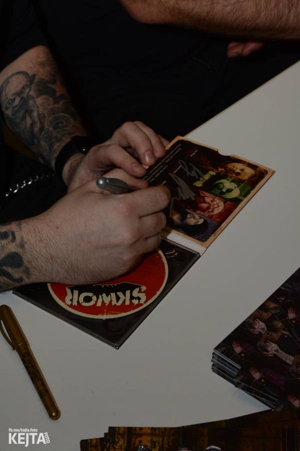 Škwor si vyzkoušeli komorní prostředí, zahráli akustický set