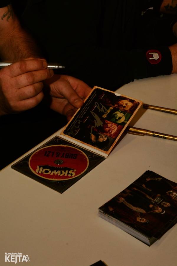 Škwor si vyzkoušeli komorní prostředí, zahráli akustický set