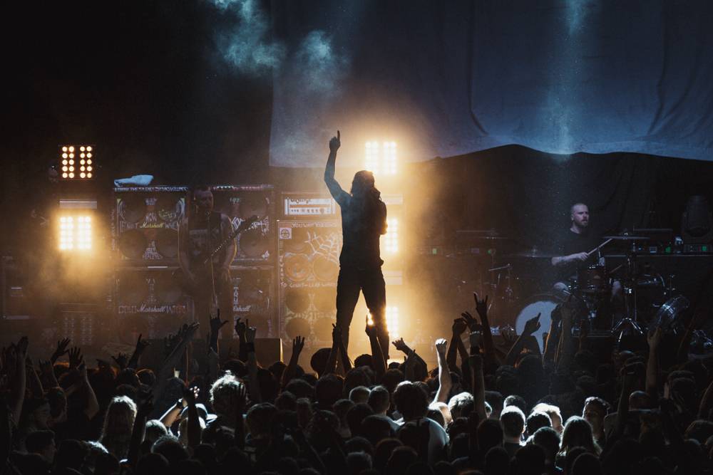 Architects přivedli své fanoušky do metalcoreového tranzu, pomohli jim While She Sleeps