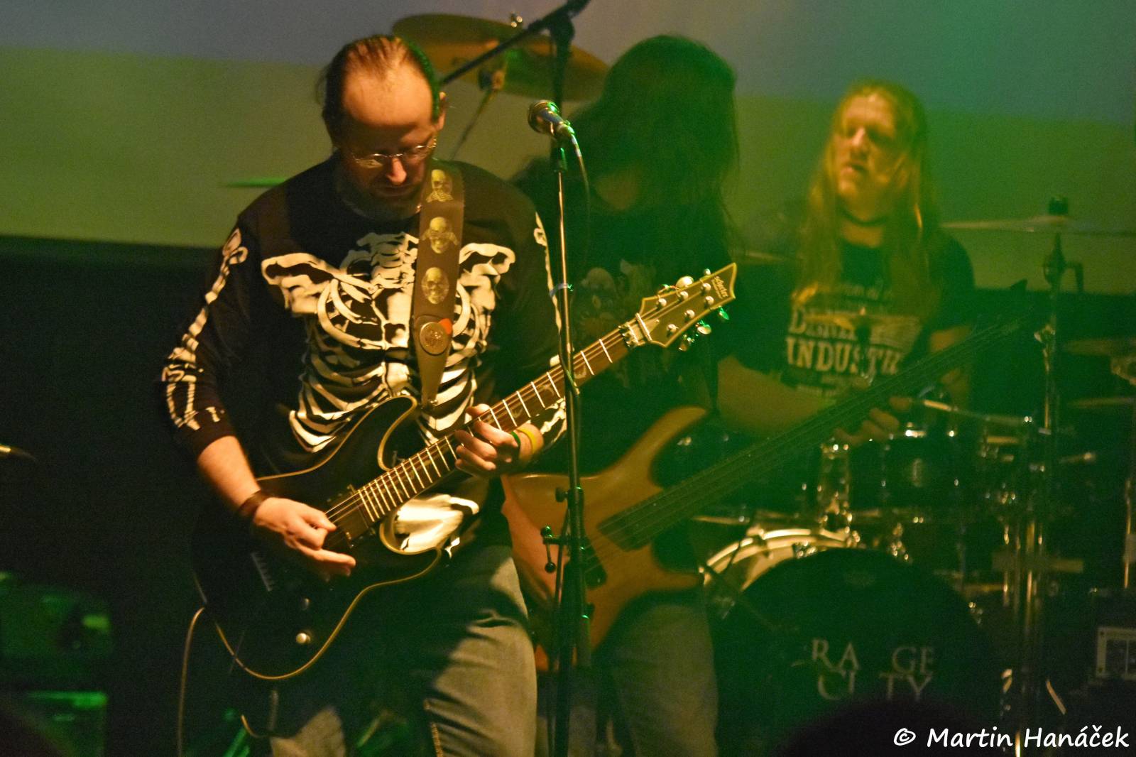 V Divadle Pod Lampou zněly ostré kytary, vystoupili Middledark a Search and Destroy