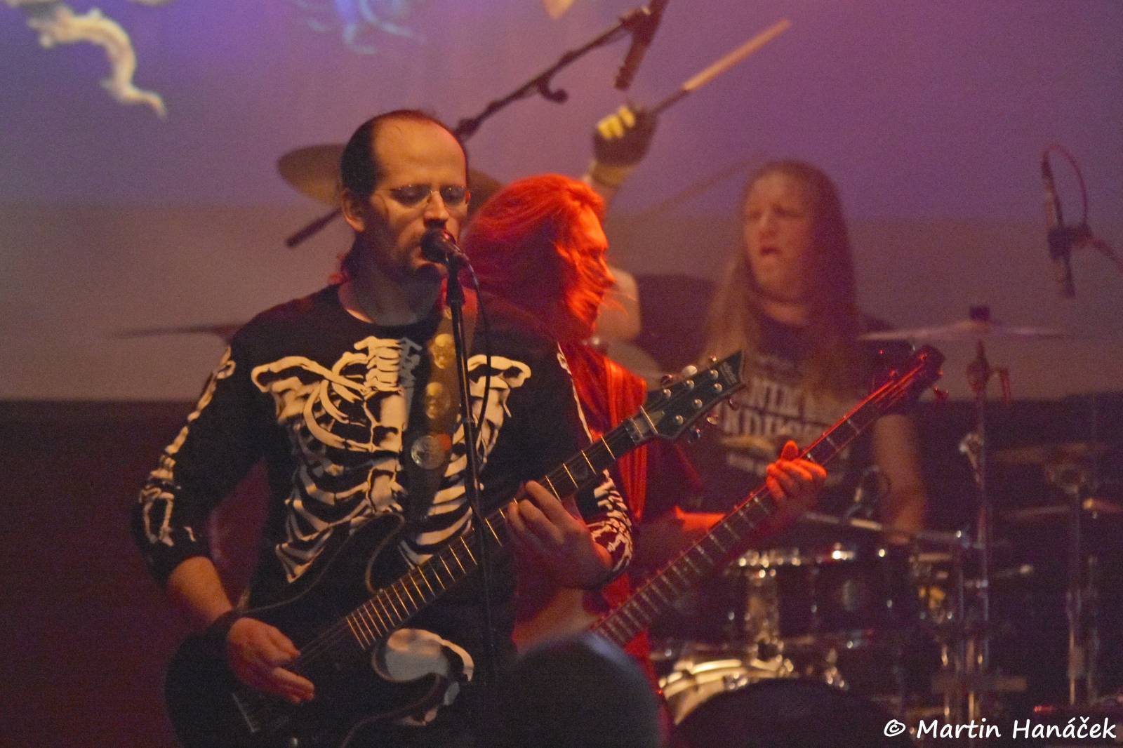 V Divadle Pod Lampou zněly ostré kytary, vystoupili Middledark a Search and Destroy