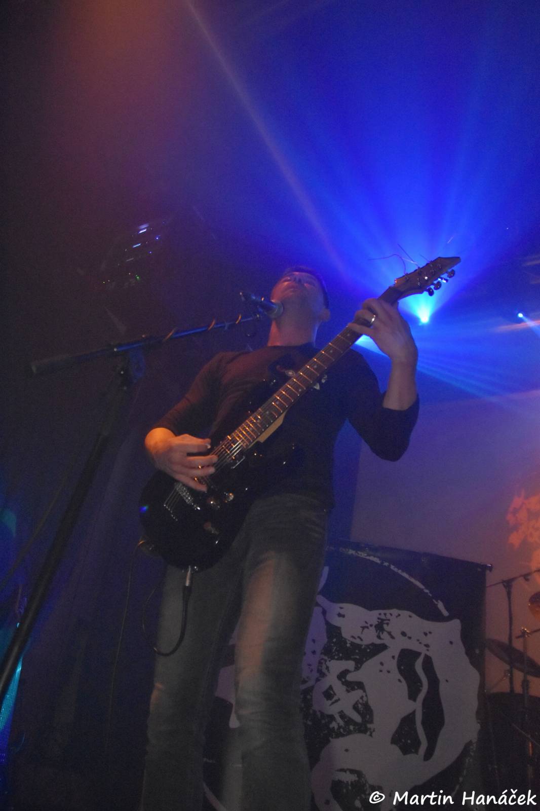 V Divadle Pod Lampou zněly ostré kytary, vystoupili Middledark a Search and Destroy