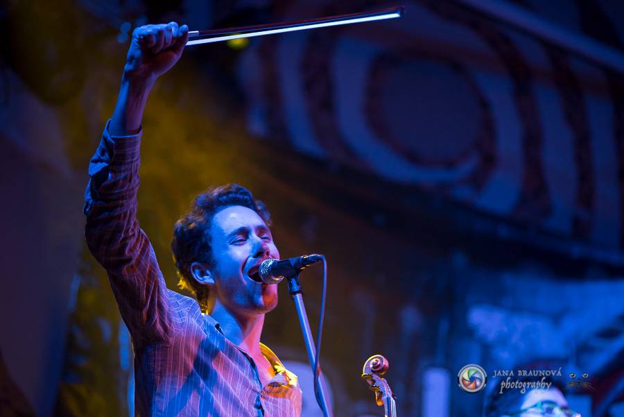 Skupina dobře vypadajících mužů Poletíme? přivedla fanoušky v Plzni do varu