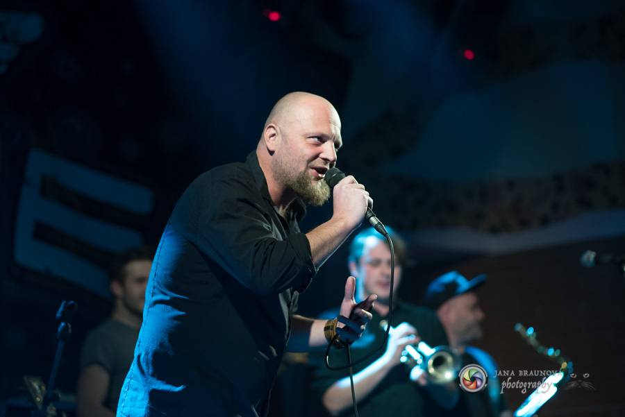 Skupina dobře vypadajících mužů Poletíme? přivedla fanoušky v Plzni do varu