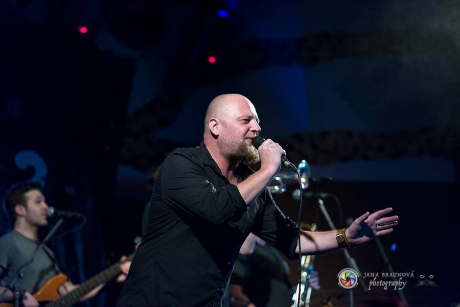 Skupina dobře vypadajících mužů Poletíme? přivedla fanoušky v Plzni do varu