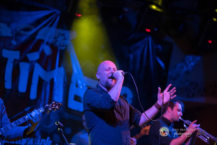 Skupina dobře vypadajících mužů Poletíme? přivedla fanoušky v Plzni do varu