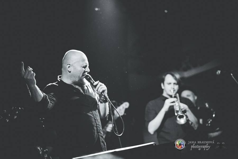 Skupina dobře vypadajících mužů Poletíme? přivedla fanoušky v Plzni do varu