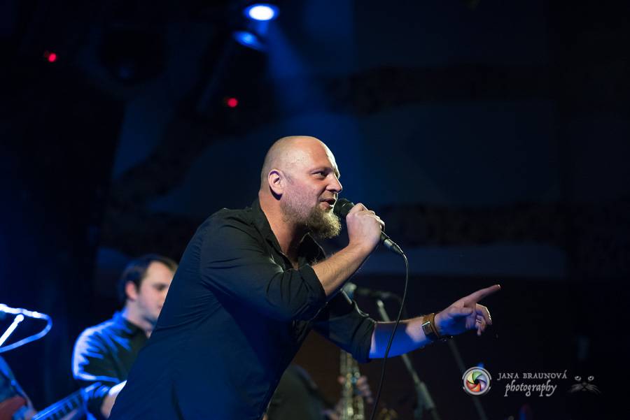 Skupina dobře vypadajících mužů Poletíme? přivedla fanoušky v Plzni do varu