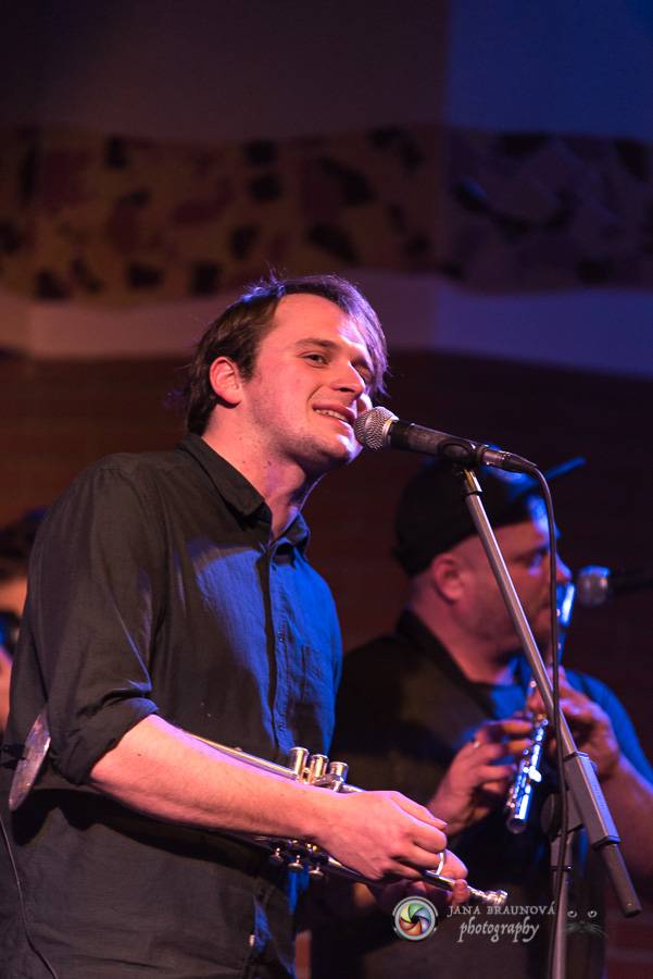 Skupina dobře vypadajících mužů Poletíme? přivedla fanoušky v Plzni do varu