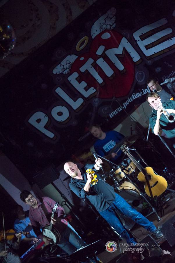 Skupina dobře vypadajících mužů Poletíme? přivedla fanoušky v Plzni do varu