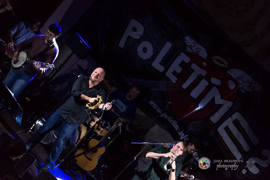 Skupina dobře vypadajících mužů Poletíme? přivedla fanoušky v Plzni do varu