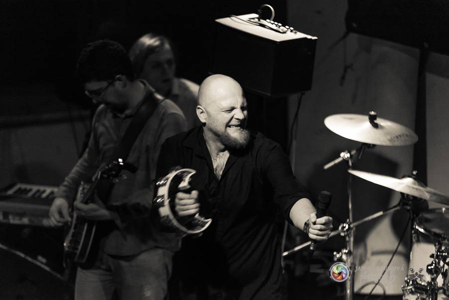 Skupina dobře vypadajících mužů Poletíme? přivedla fanoušky v Plzni do varu