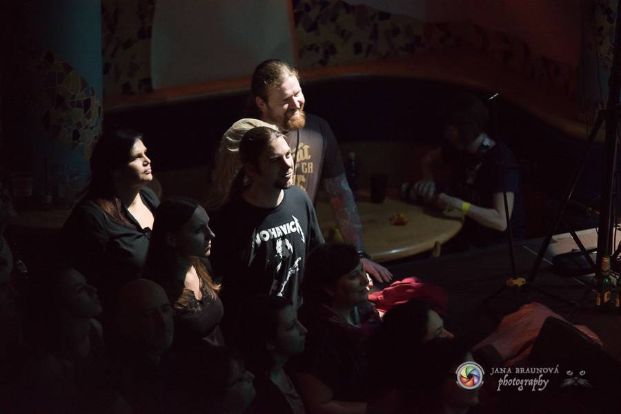 Skupina dobře vypadajících mužů Poletíme? přivedla fanoušky v Plzni do varu