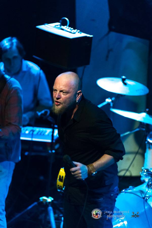 Skupina dobře vypadajících mužů Poletíme? přivedla fanoušky v Plzni do varu