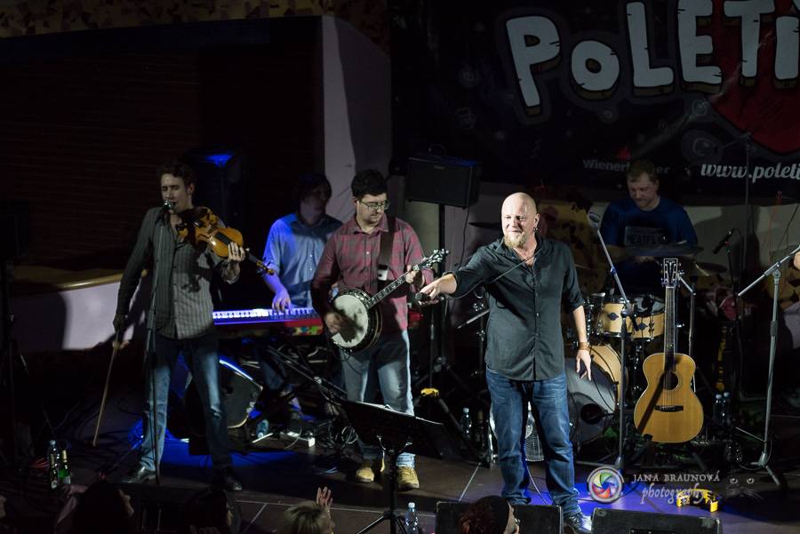 Skupina dobře vypadajících mužů Poletíme? přivedla fanoušky v Plzni do varu