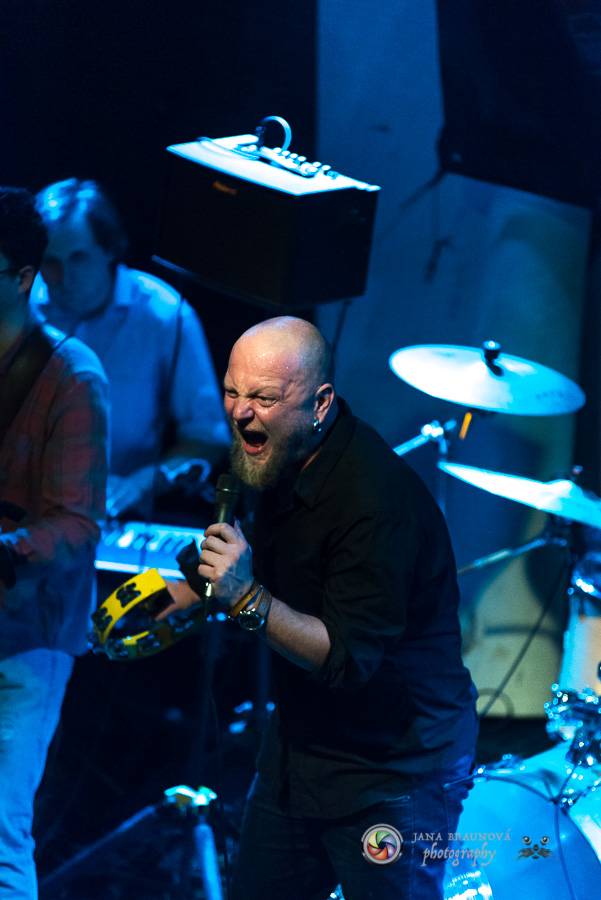 Skupina dobře vypadajících mužů Poletíme? přivedla fanoušky v Plzni do varu