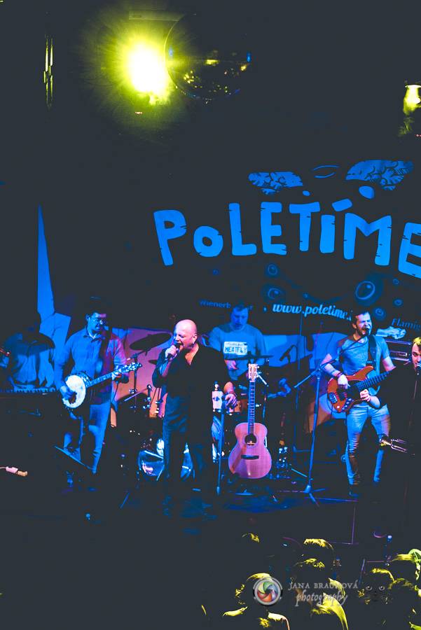 Skupina dobře vypadajících mužů Poletíme? přivedla fanoušky v Plzni do varu