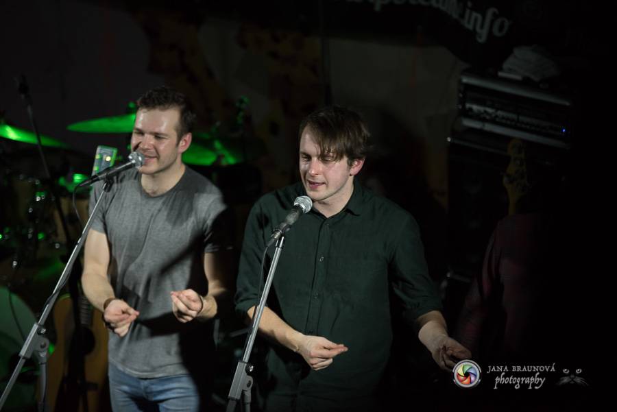 Skupina dobře vypadajících mužů Poletíme? přivedla fanoušky v Plzni do varu