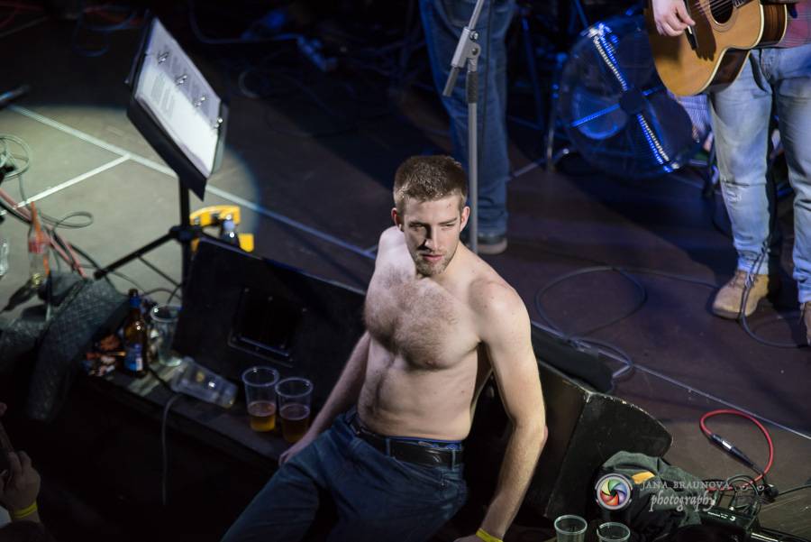 Skupina dobře vypadajících mužů Poletíme? přivedla fanoušky v Plzni do varu