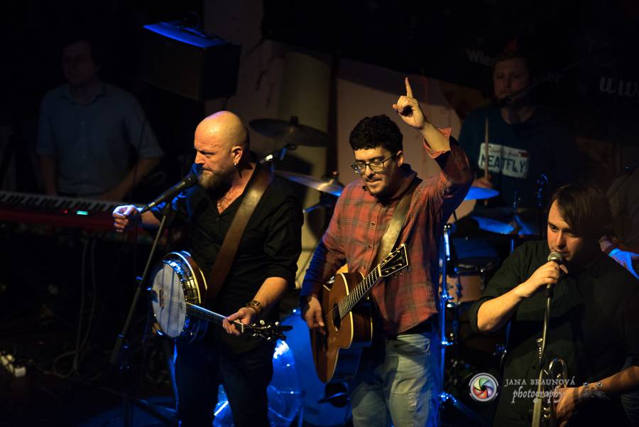 Skupina dobře vypadajících mužů Poletíme? přivedla fanoušky v Plzni do varu