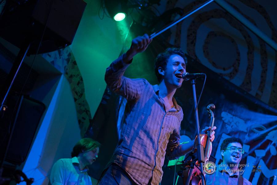 Skupina dobře vypadajících mužů Poletíme? přivedla fanoušky v Plzni do varu