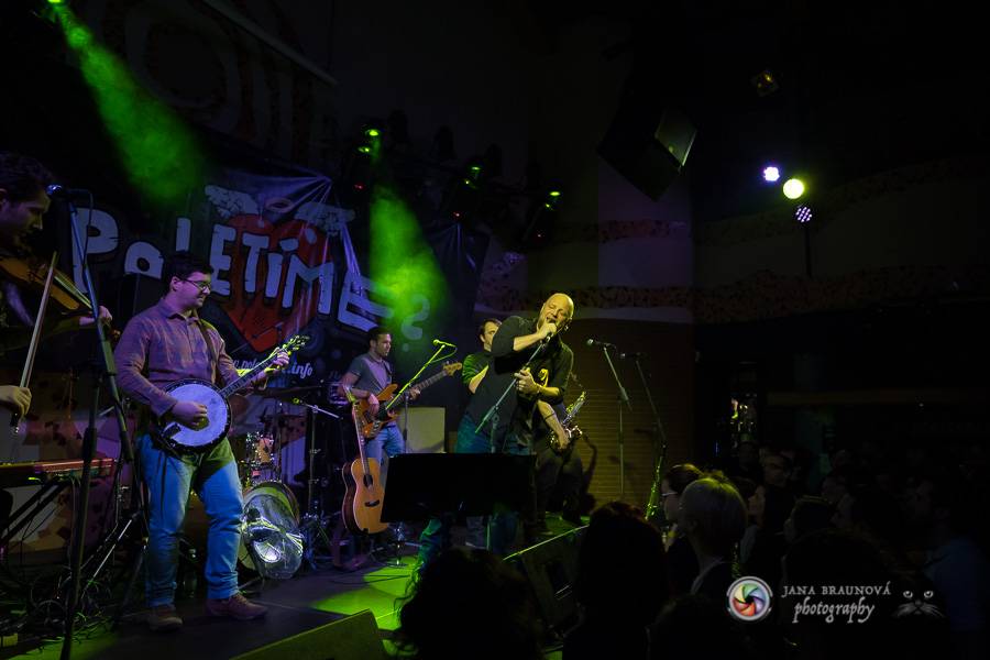 Skupina dobře vypadajících mužů Poletíme? přivedla fanoušky v Plzni do varu