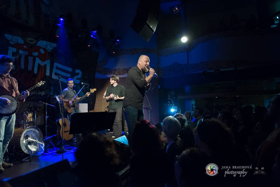 Skupina dobře vypadajících mužů Poletíme? přivedla fanoušky v Plzni do varu