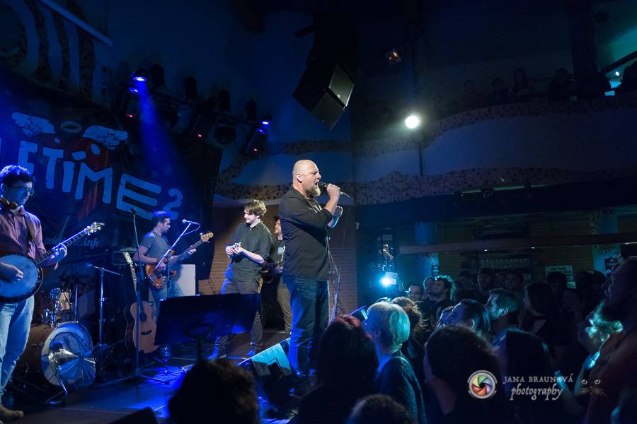 Skupina dobře vypadajících mužů Poletíme? přivedla fanoušky v Plzni do varu