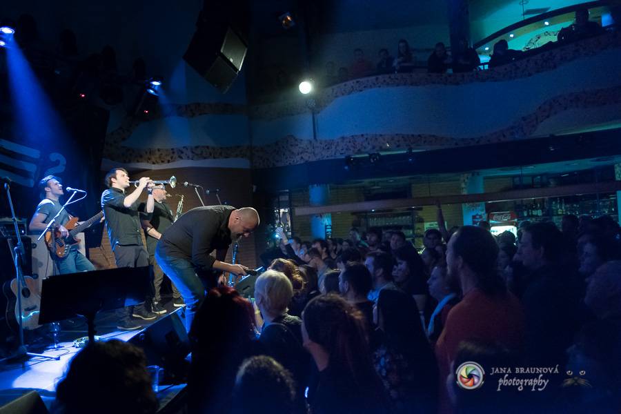 Skupina dobře vypadajících mužů Poletíme? přivedla fanoušky v Plzni do varu