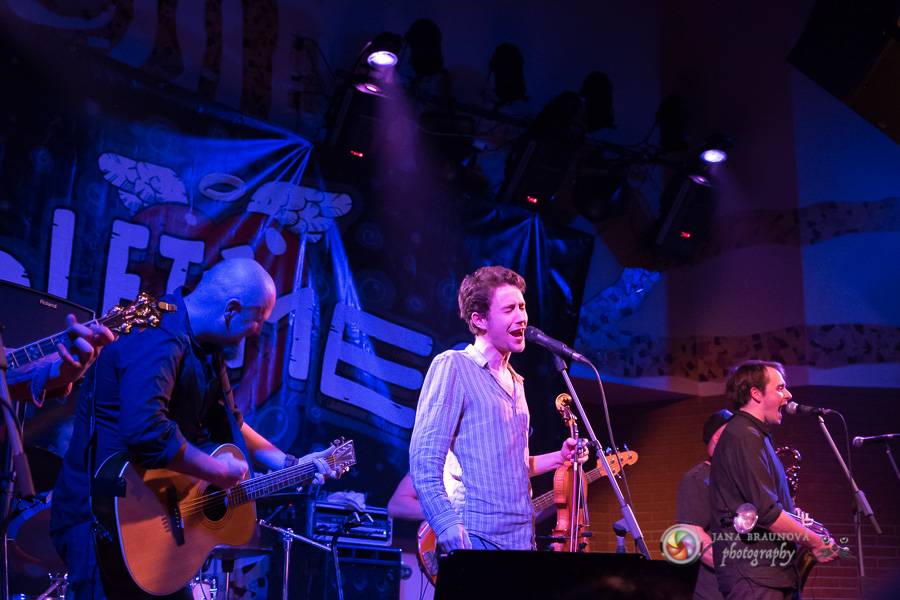 Skupina dobře vypadajících mužů Poletíme? přivedla fanoušky v Plzni do varu