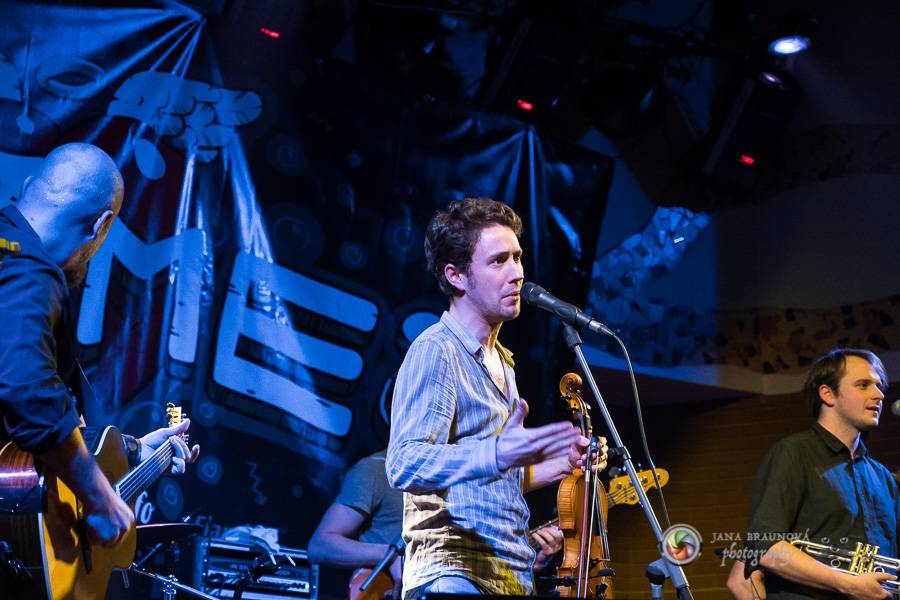 Skupina dobře vypadajících mužů Poletíme? přivedla fanoušky v Plzni do varu