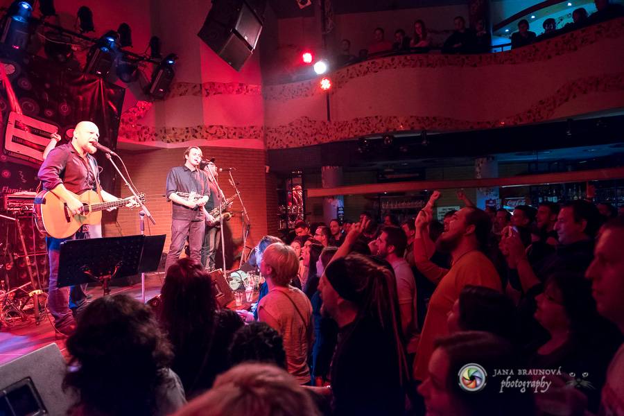 Skupina dobře vypadajících mužů Poletíme? přivedla fanoušky v Plzni do varu