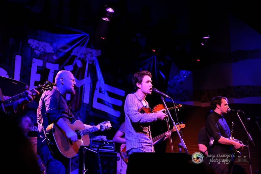 Skupina dobře vypadajících mužů Poletíme? přivedla fanoušky v Plzni do varu