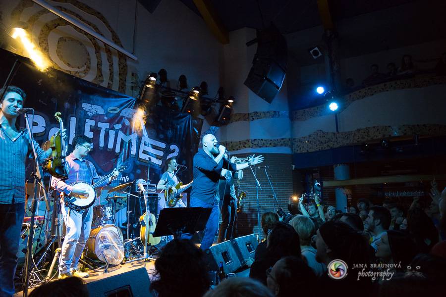 Skupina dobře vypadajících mužů Poletíme? přivedla fanoušky v Plzni do varu