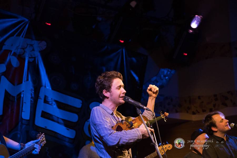 Skupina dobře vypadajících mužů Poletíme? přivedla fanoušky v Plzni do varu