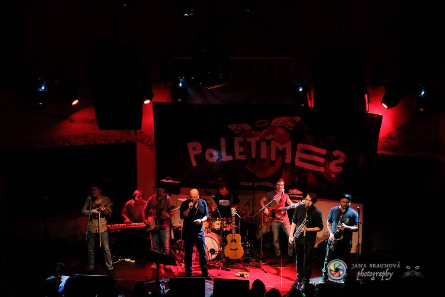 Skupina dobře vypadajících mužů Poletíme? přivedla fanoušky v Plzni do varu